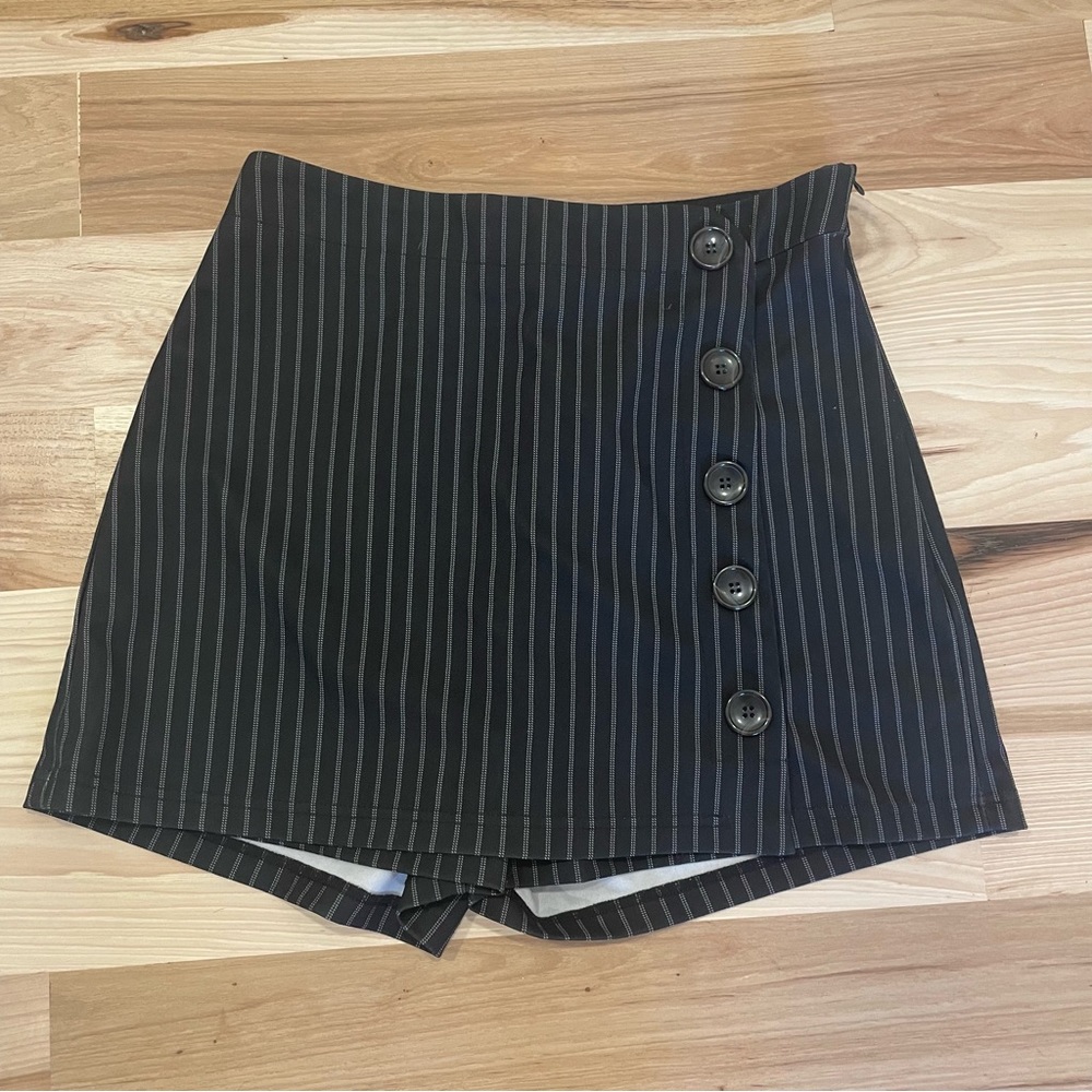 Ci Sono Black and Grey Striped Skort Size: Large